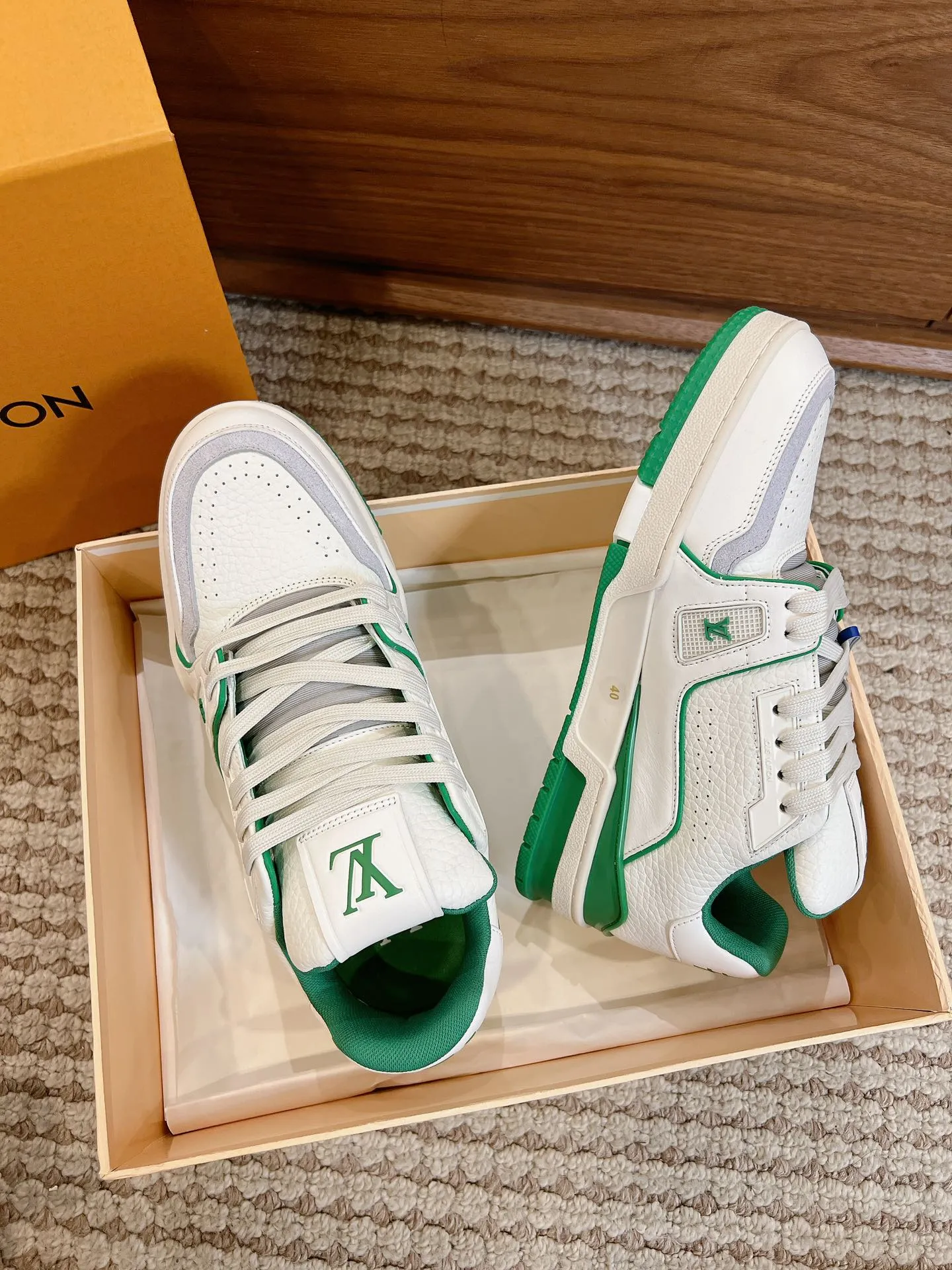 👟👟Ex-factory price 840👟👟 Dongguan high-end supply top version LV-Louis Vuitton 2022 catwalk new style, original 1:1 developed replica! ! It is very comfortable to wear on the foot. It is made of fine workmanship. The upper is spliced ​​with calfskin imported from Italy. The side is decorated with the brand's LOGO and signature. The cowhide foot pads are lined with mesh, making the foot feel super comfortable. The original two-color TPU combination outsole is specially provided by the original factory. Packing process: Goodyear stitching and overlocking Size: 35-44 standard size